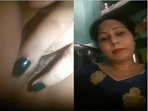 Horny Indian Bhabhi Fingering