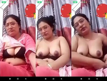 Indian Bhabhi Shows Her Boobs