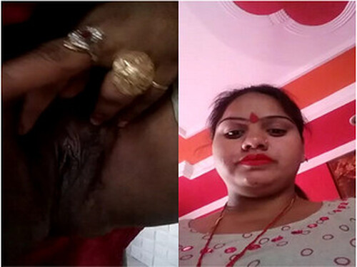 Sexy Indian Bhabhi Shows her Pussy