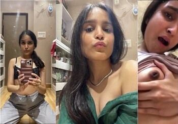 Sexy Indian mal Shows Her Boobs