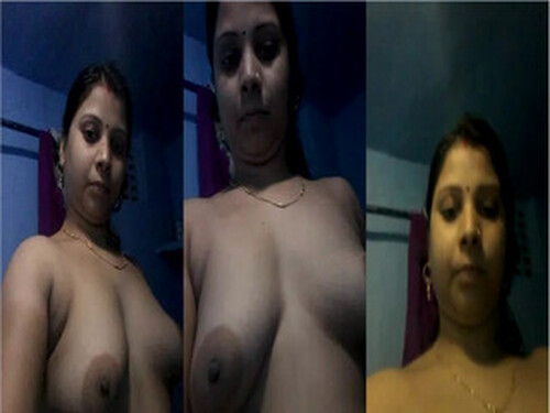 Sexy Indian Bhabhi Shows Boobs