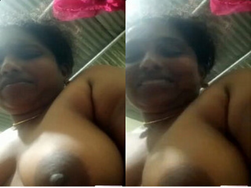 Sexy Indian Girl Shows Boobs