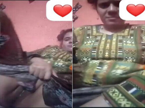 Paki Bhabhi Shows Pussy