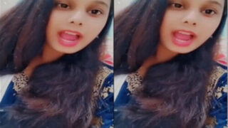 Sexy Indian girl Shows Her Big Boobs