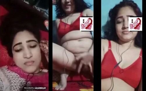 Horny Indian Bhabhi Shows Her Nude Body and Fingering Part 1
