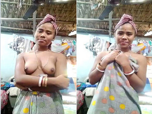 Sexy Indian Bhabhi Shows Boobs