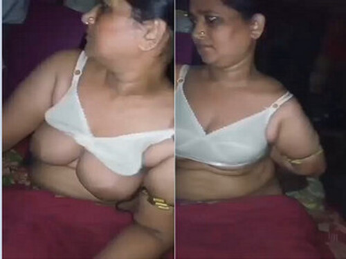 Sexy Bhabhi Shows Big Boobs