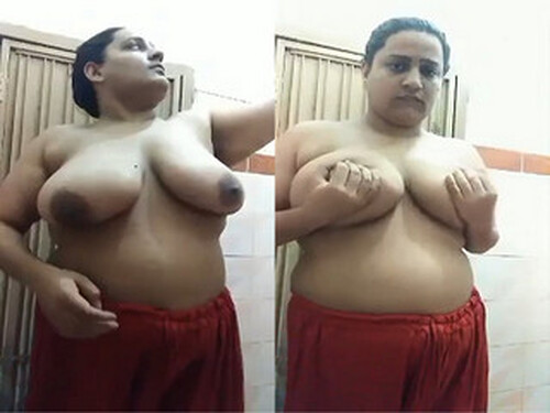 Horny Indian Bhabhi Shows Her Big Boobs