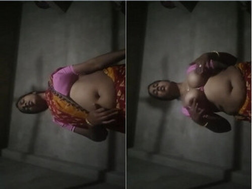 Horny Indian Vlg Bhabhi Shows Boobs (Updates)