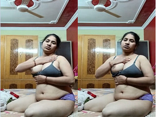 Horny Indian Bhabhi Shows Boob