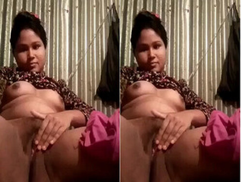 Sexy Indian Girl Shows Boobs and Fingering