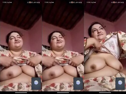 Sexy Indian Bhabhi Shows Her Boobs